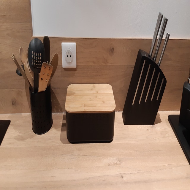 Boîte à pain en plastique noire et couvercle bambou 19x29x11cm