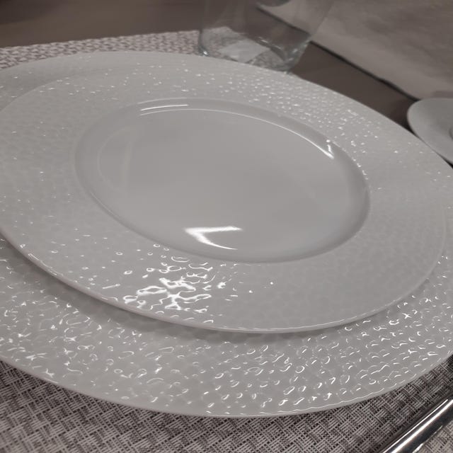 Assiette plate en porcelaine blanche mate 27cm Striée