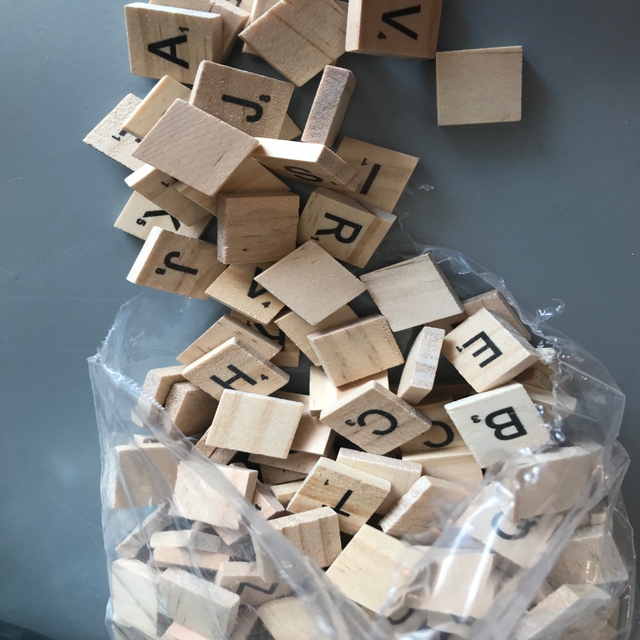 Lettres scrabble en bois x42 - Les Accessoires Déco