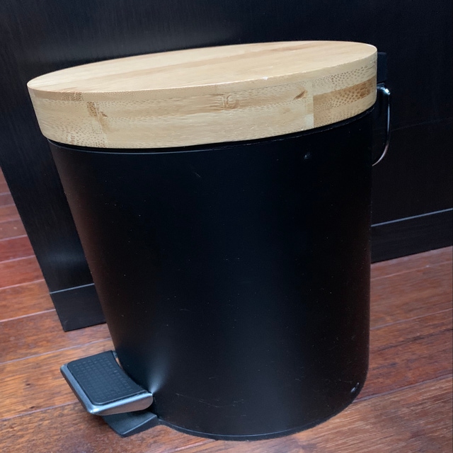 5Poubelle à pédale 'Soft' métal noir 3 litres - 24 cm - Pour la salle de  bain et les toilettes - Poubelle avec couvercle en bambou