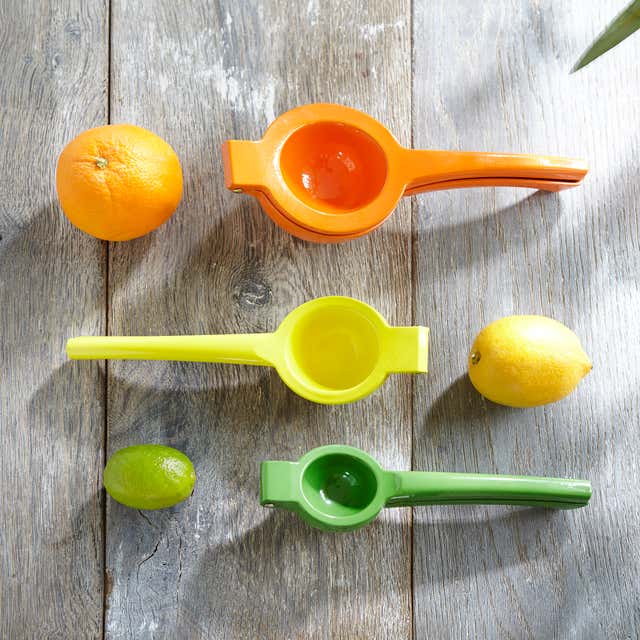 Gadget de cuisine tout en un : bol, range-couvert,  presse-orange,coupe-légume,râpe-légume,passoire,presse-citron