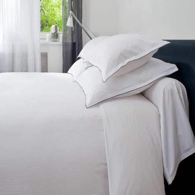 Taie d'oreiller carrée 65x65cm à rayures satin blanc avec bourdon